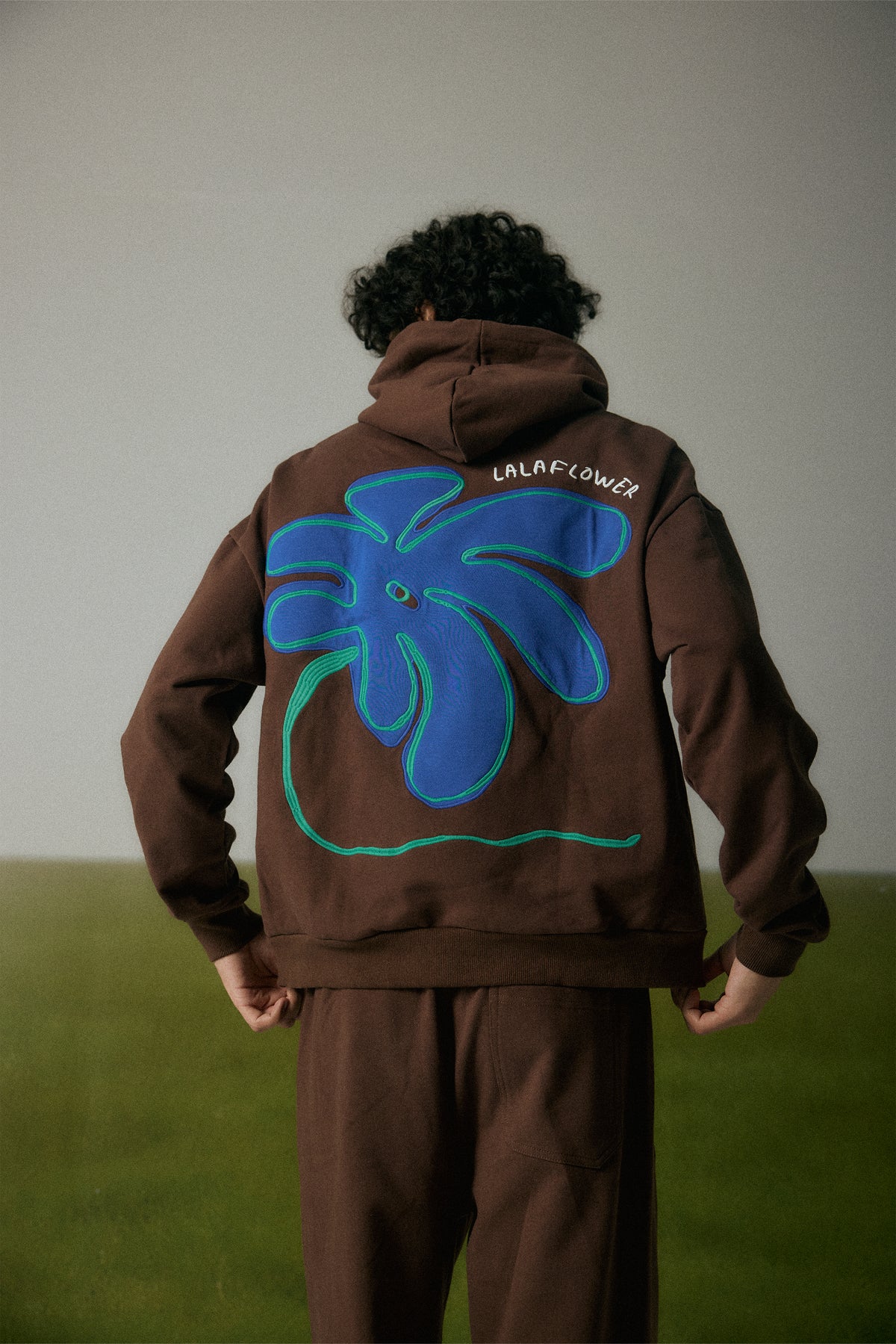 COFFEE OVERSIZED HOODIE IN THE BLUEMER EMBROIDERY