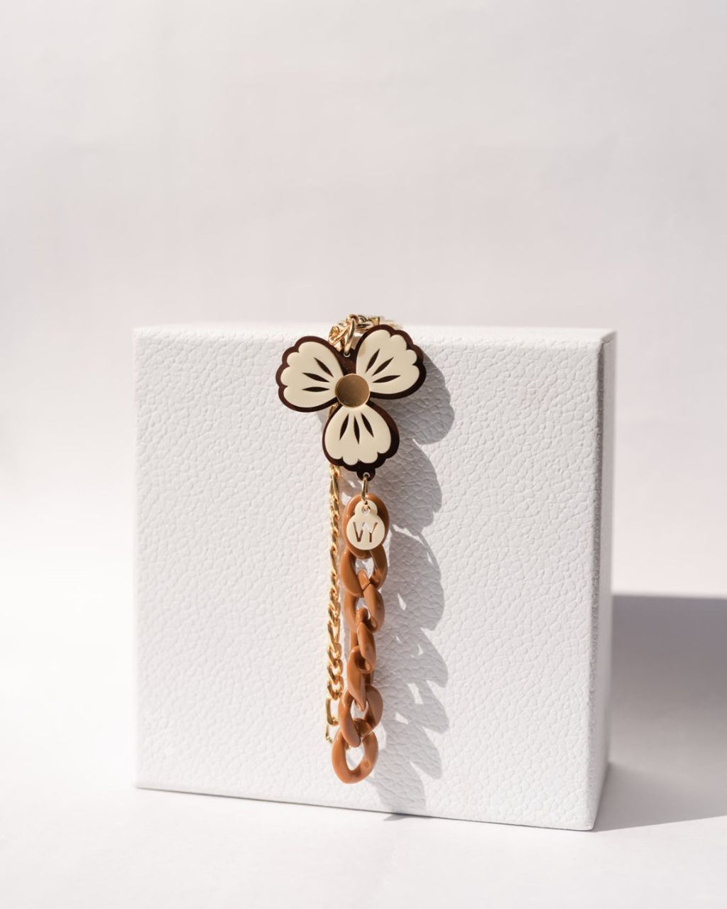 CREME FLOWER BROWN SHORT PHONE STRAP
