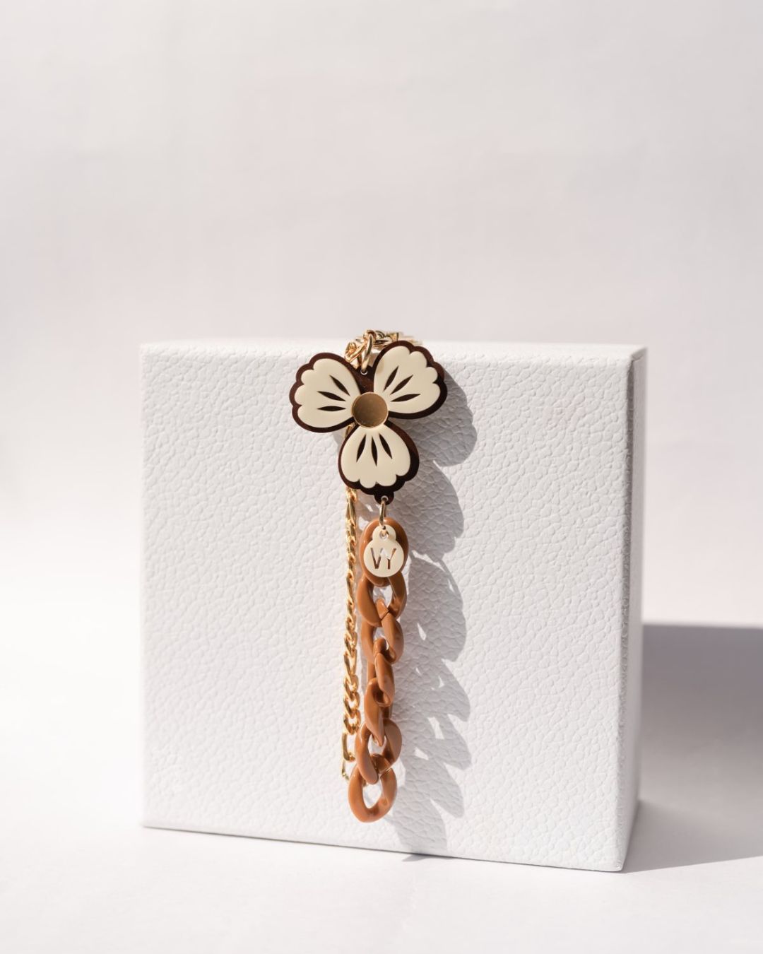 CREME FLOWER BROWN SHORT PHONE STRAP