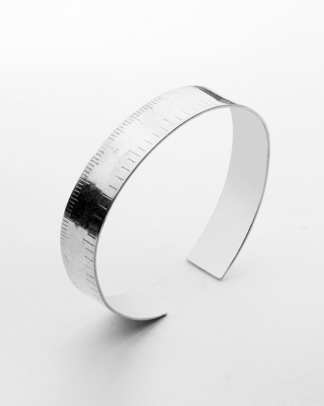 Scale Handcuff Silver