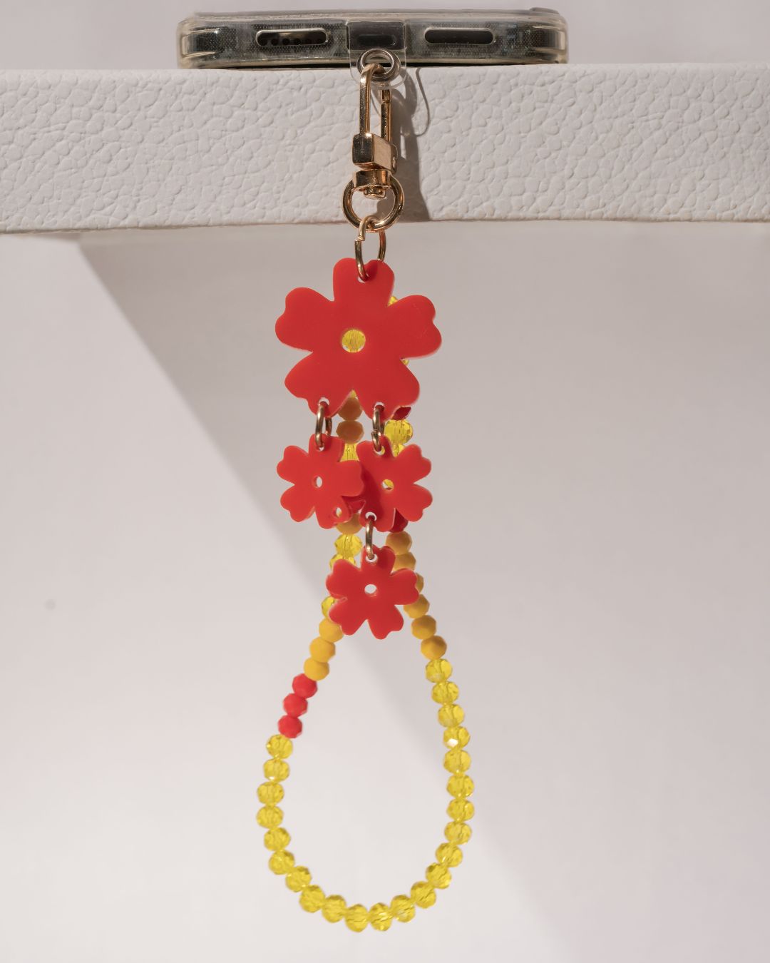 FLORA RED 
SHORT CRYSTAL PHONE STRAP
