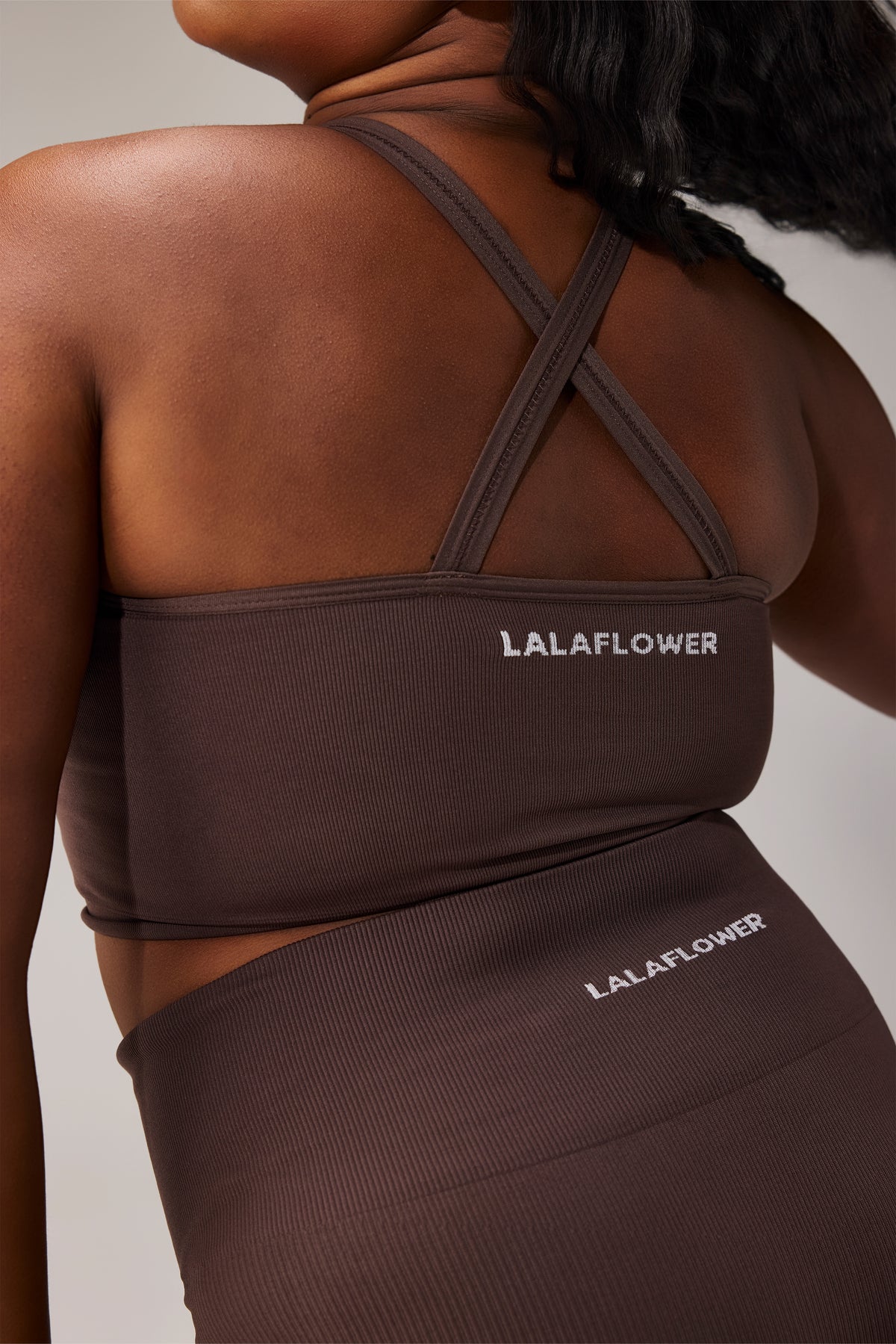 SEAMLESS CROSS BRA - COFFEE
