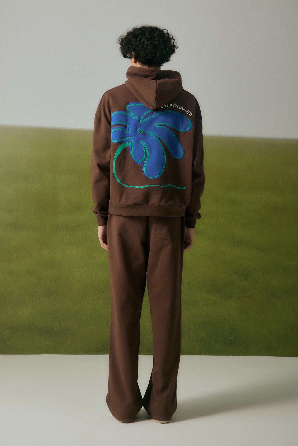 COFFEE SWEATPANTS WITH BLUE EMBROIDERY