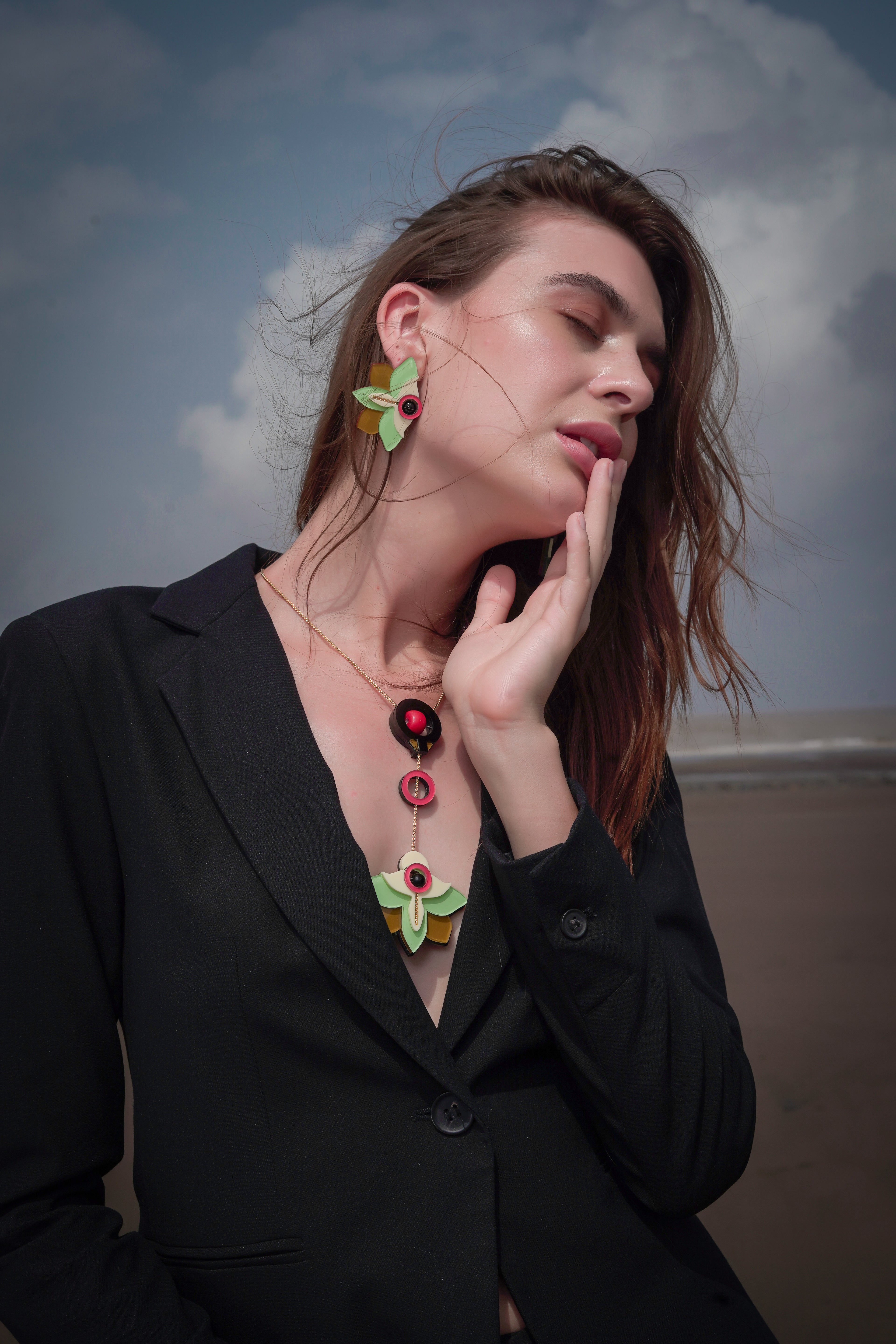 THE GREEN DAFFODIL BUD NECKLACE