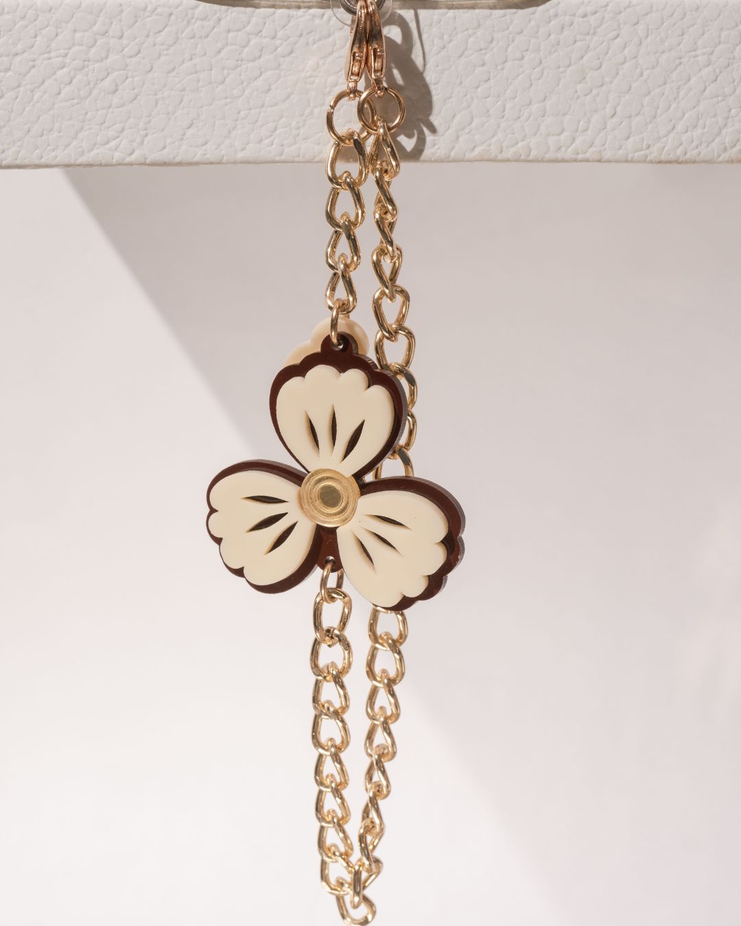 CREAM FLOWER SHORT PHONE STRAP