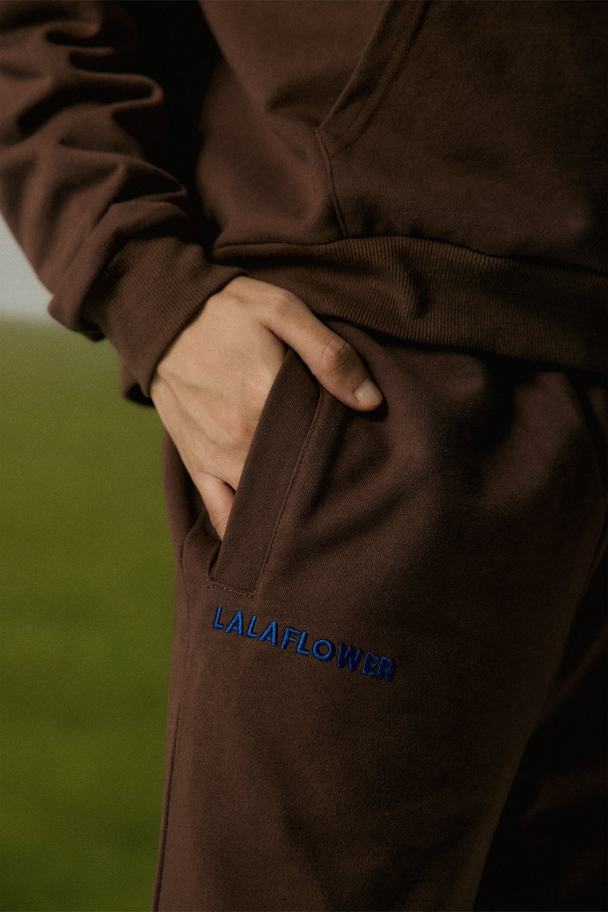 COFFEE SWEATPANTS WITH BLUE EMBROIDERY