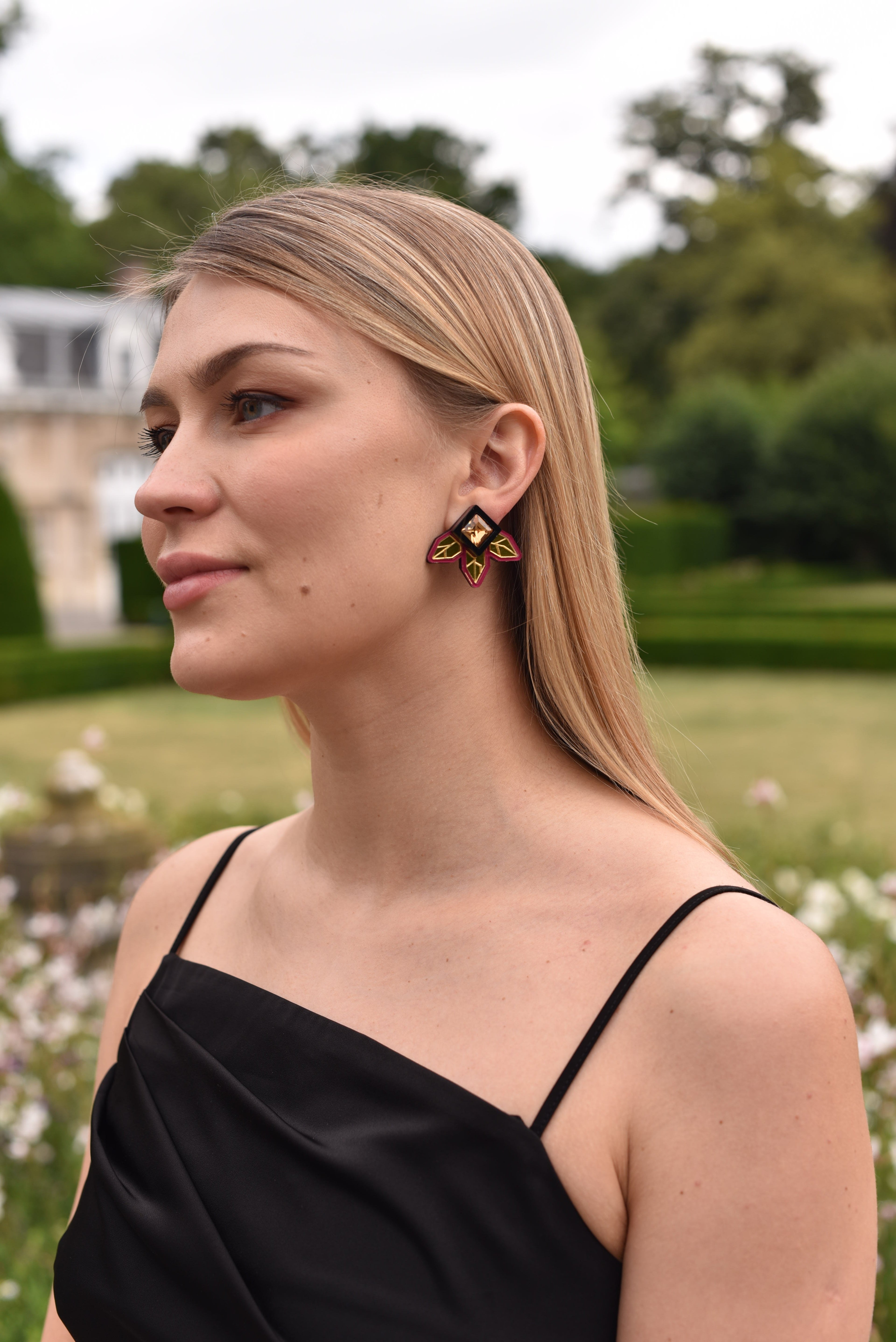 TRILLIUM STUDS IN MAJENTA