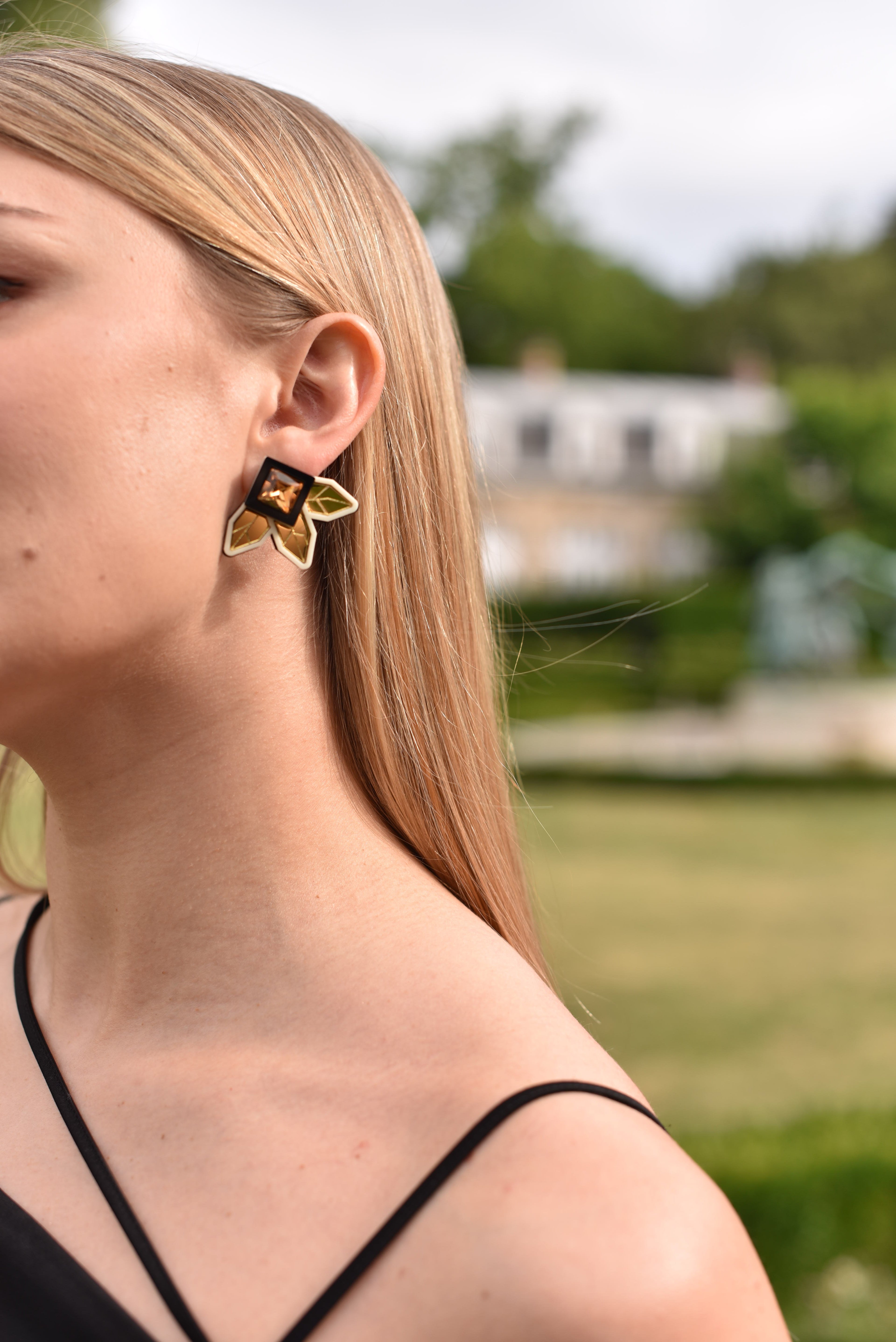 TRILLIUM STUDS IN CREME