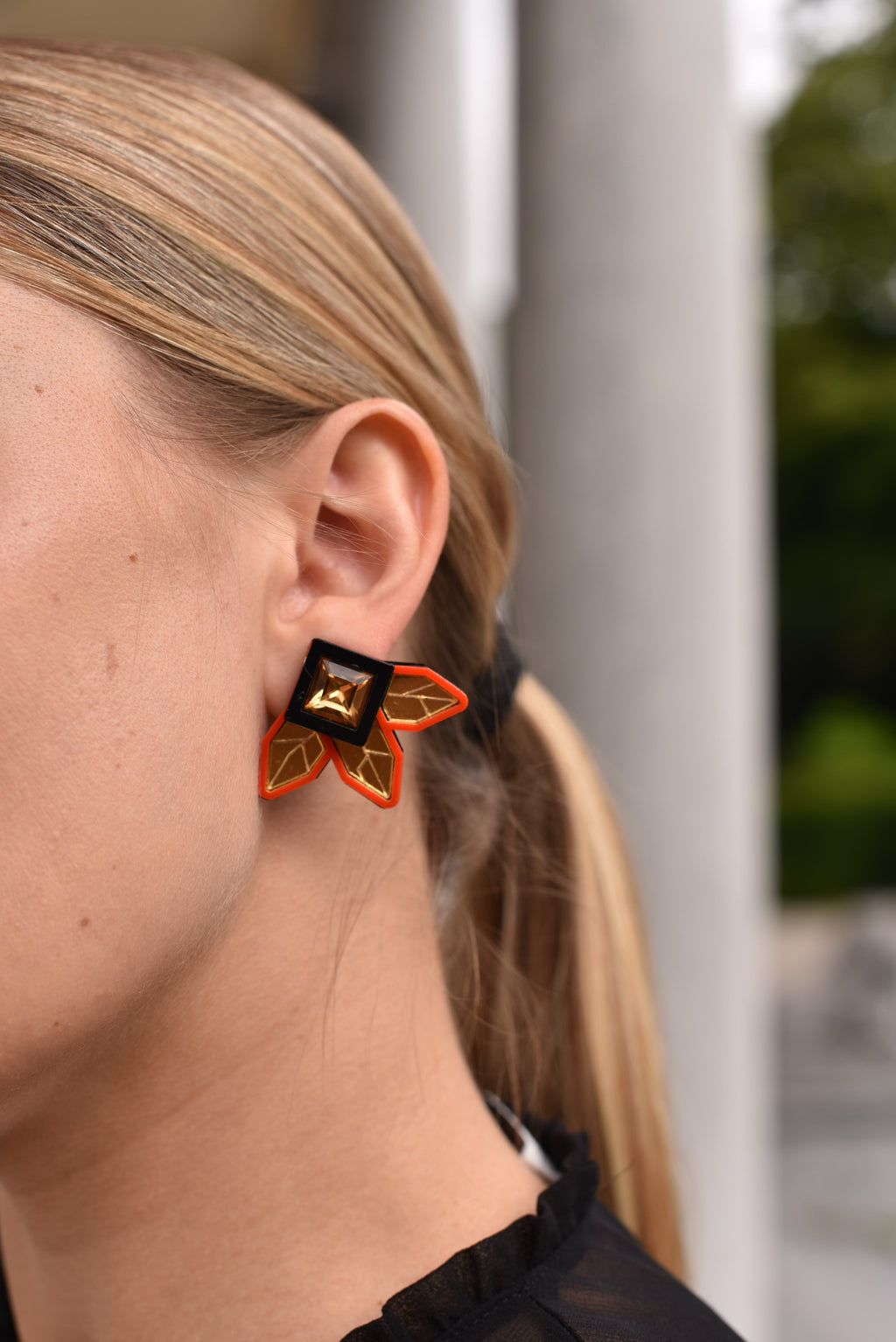 TRILLIUM STUDS IN RED