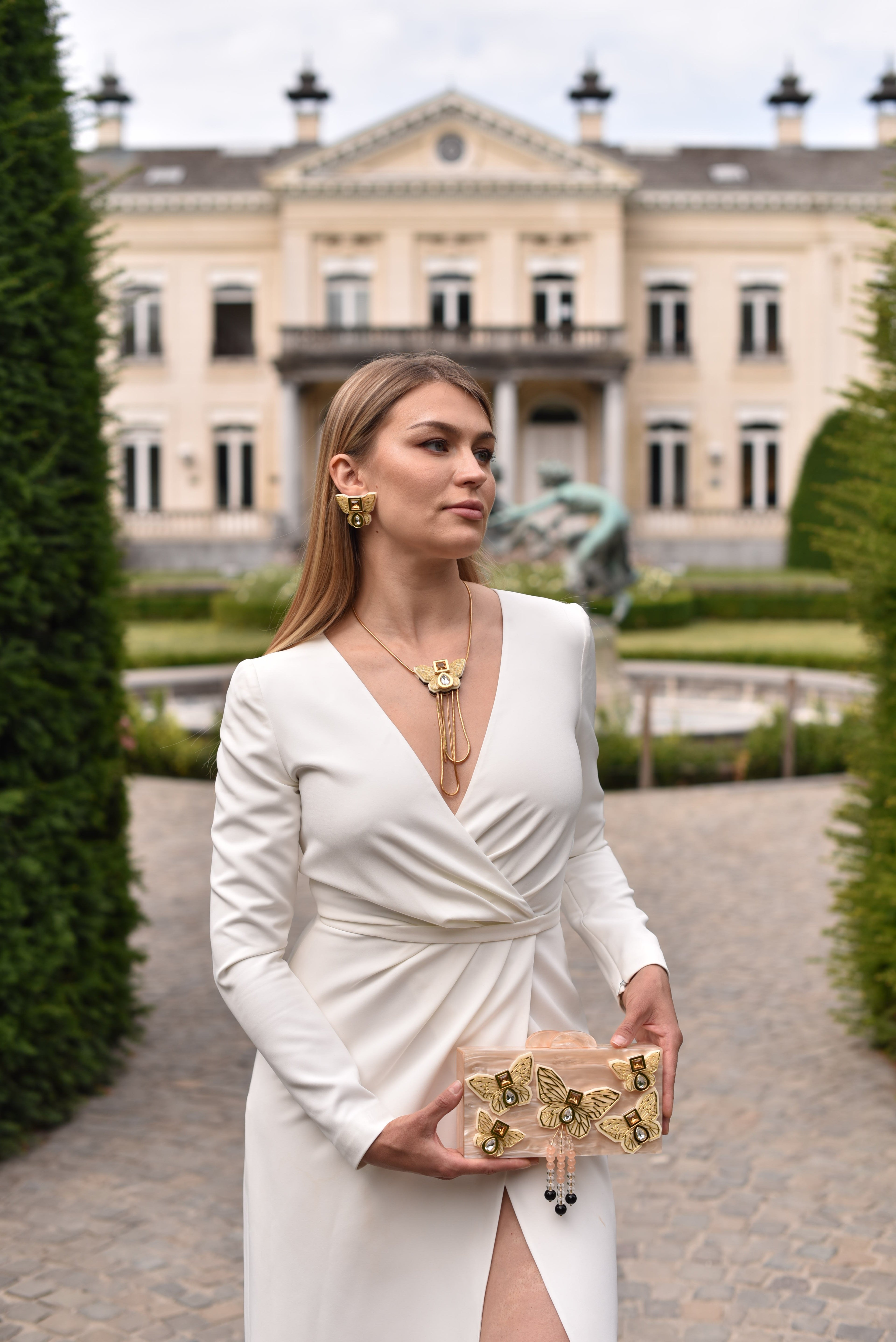 BUTTERFLY STUDS IN CREME