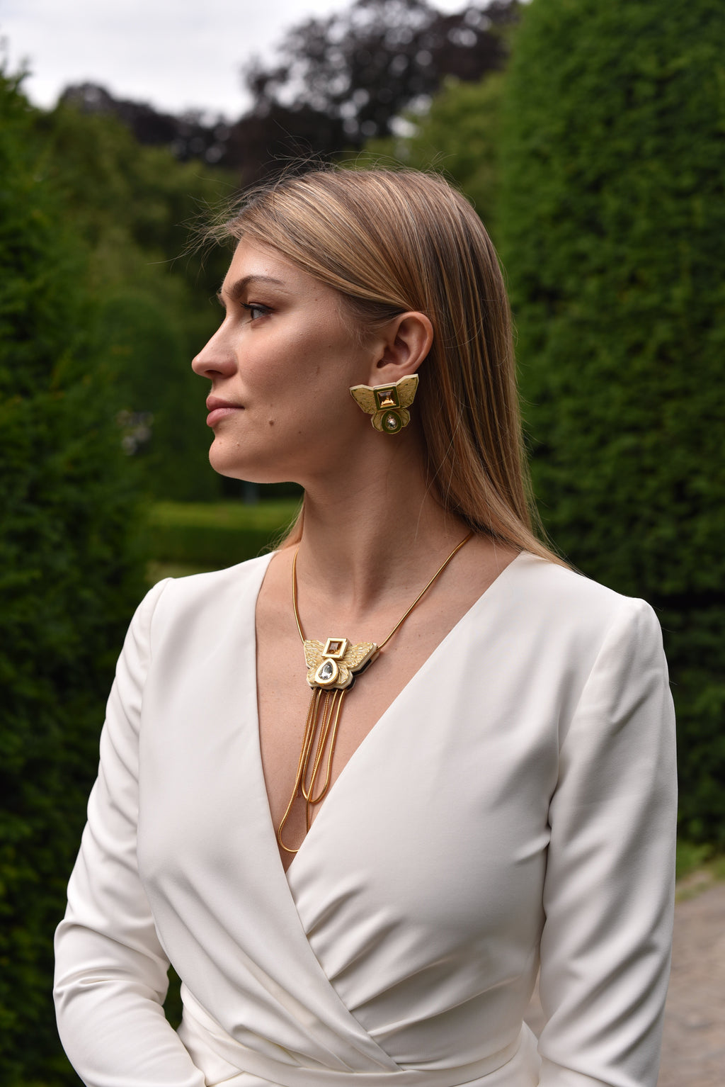 THE BUTTERFLY NECKLACE IN CREME