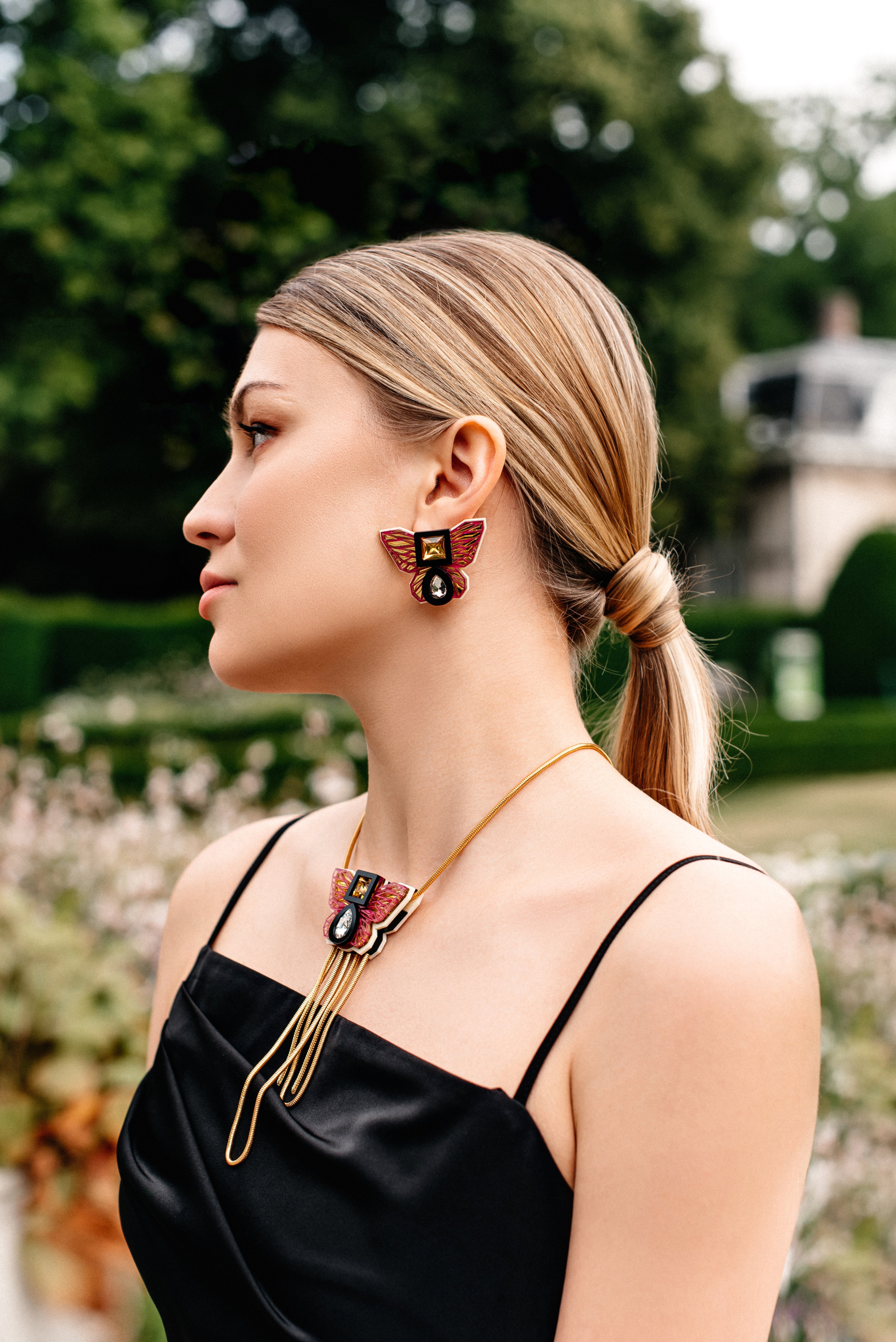 THE BUTTERFLY NECKLACE IN MAJENTA