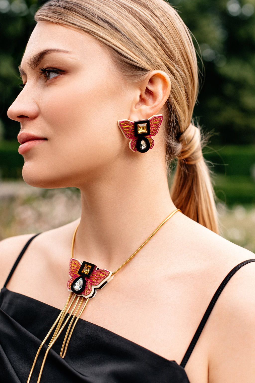 THE BUTTERFLY NECKLACE IN MAJENTA