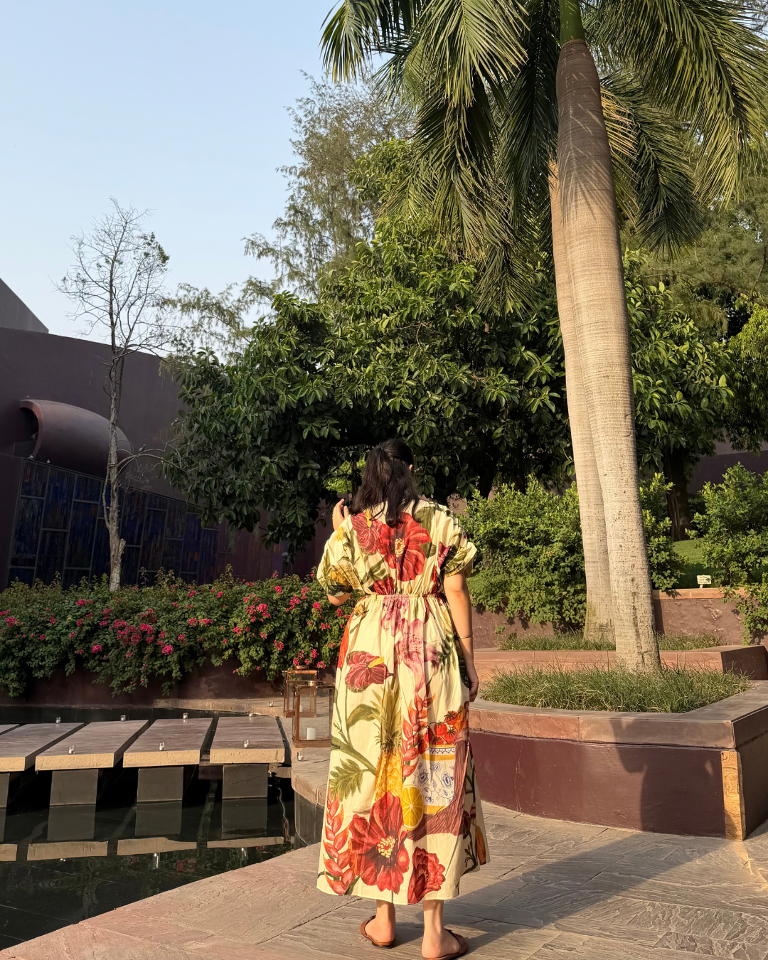 NIRVANA DRESS IN SOL GARDEN PRINT (SANSTONE)
